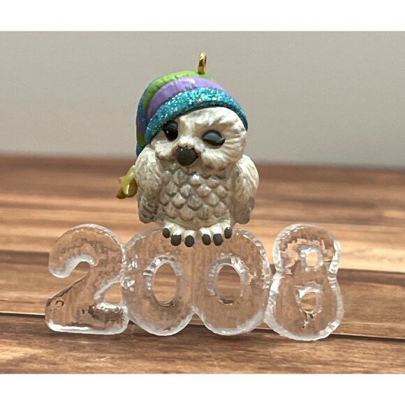2008 HALLMARK KEEPSAKE ORNAMENT QX7061 COOL DECADE OWL IN SCARF WINKING - Picture 5 of 8